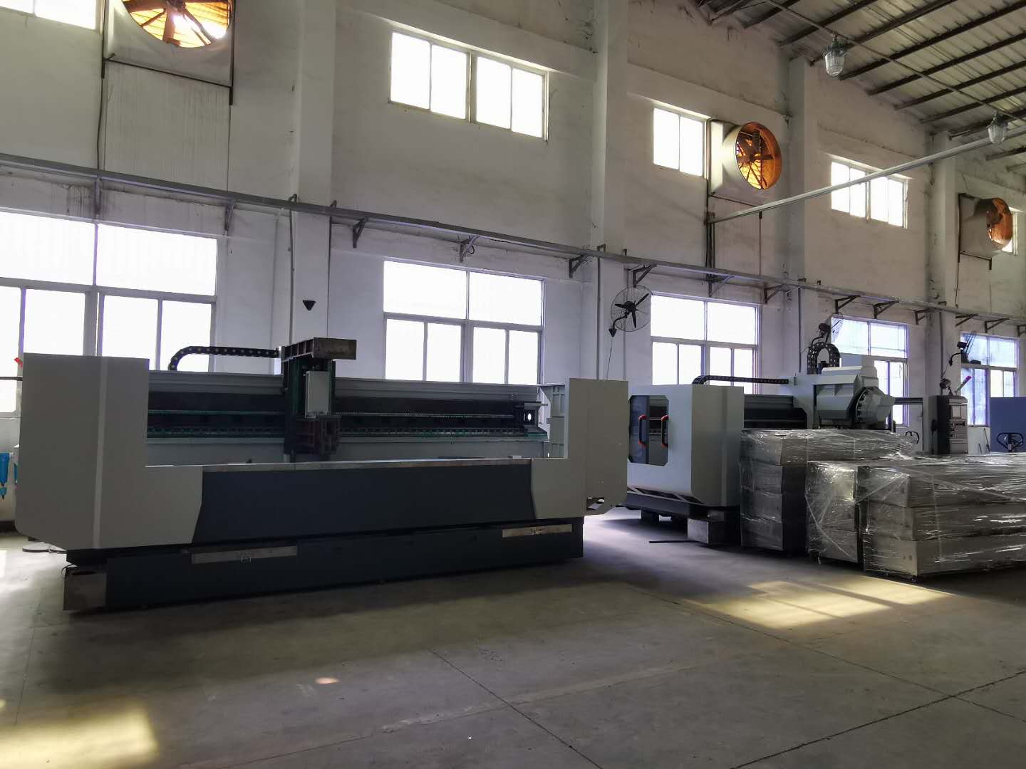 深圳精雕10年來專注研發(fā)了多款數(shù)控機(jī)床！大型精雕機(jī)，大型高光機(jī)，大型雕銑機(jī)等！