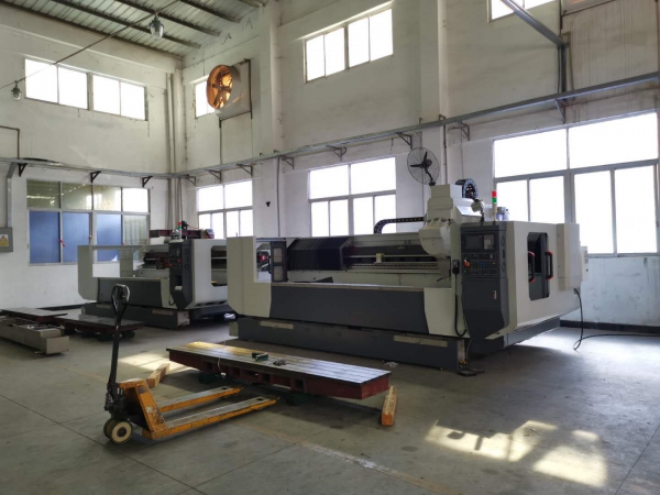 鋁型材加工設(shè)備研發(fā)專家，精工品質(zhì)。30臺鋁型材設(shè)備對外加工